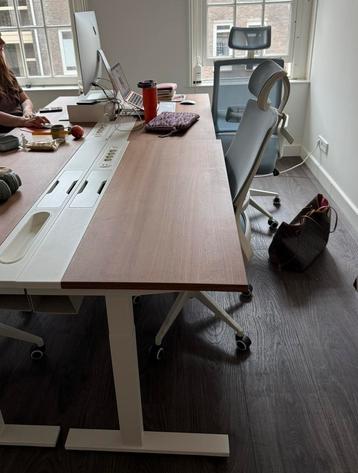MITTZON bureau walnoot/wit, goede staat meerdere beschikbaar beschikbaar voor biedingen