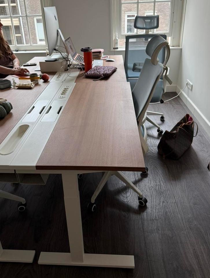MITTZON bureau walnoot/wit, goede staat meerdere beschikbaar, Huis en Inrichting, Bureaus, Zo goed als nieuw, Bureau, Ophalen