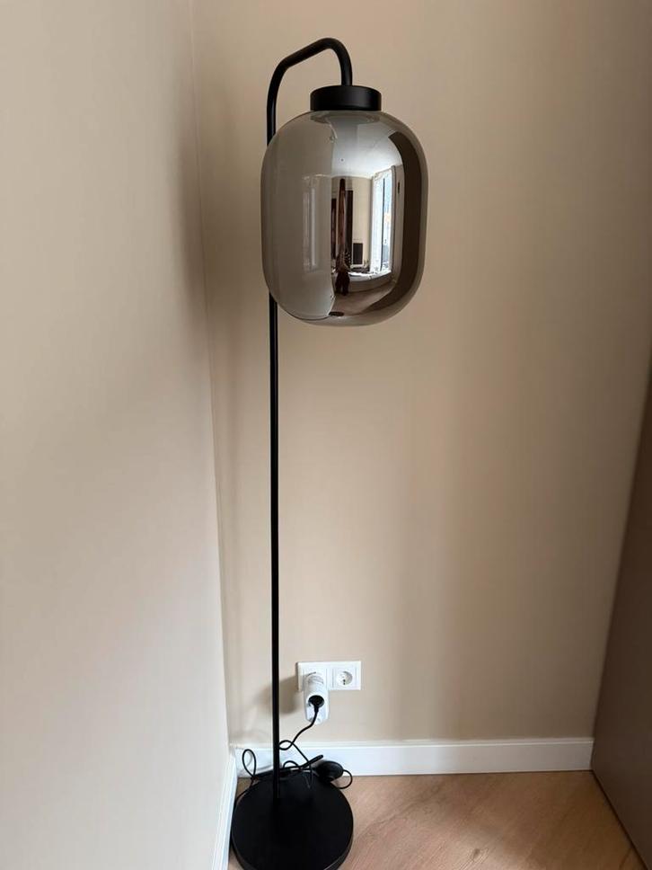 Kwantum vloerlamp – smoke glas & zwart metaal, Huis en Inrichting, Lampen | Vloerlampen, Zo goed als nieuw, 150 tot 200 cm, Metaal