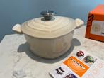 Nieuwe Le Creuset kleur Amandel hartjespan in de doos, Gietijzer, Nieuw, Ophalen of Verzenden, Keramische plaat