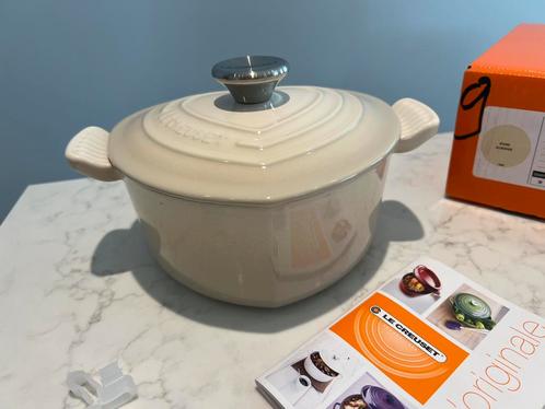 Nieuwe Le Creuset kleur Amandel hartjespan in de doos, Huis en Inrichting, Keuken | Potten en Pannen, Nieuw, Koekenpan of Braadpan