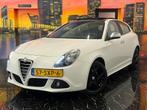 Alfa Romeo Giulietta 1.4 T Distinctive Pano|Parkeersensor, 4 cilinders, Wit, Bedrijf, 19 km/l