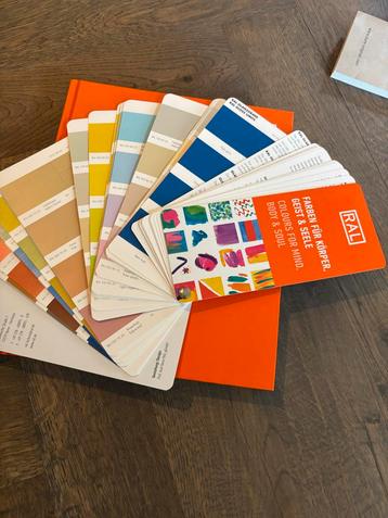 RAL Boek & Kleurenwaaier - Kleuren voor lichaam en geest beschikbaar voor biedingen