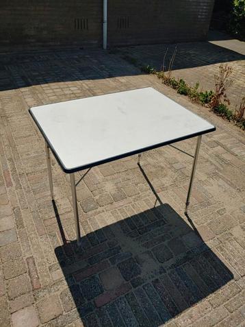 Camping tafel beschikbaar voor biedingen
