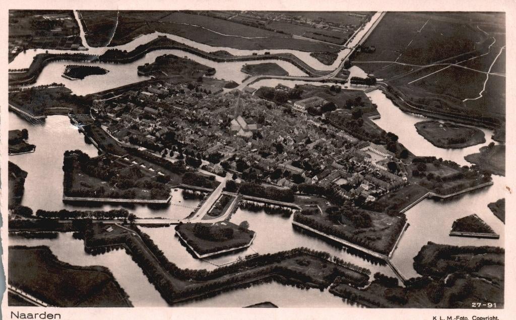 Naarden, KLM Luchtfoto  130599, Verzamelen, Verzenden, 1940 tot 1960, Gelopen, Noord-Holland
