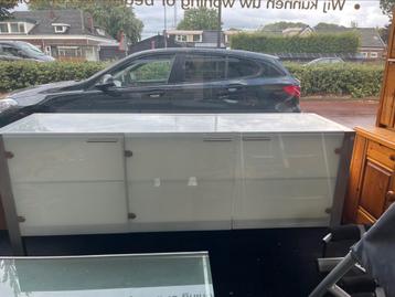 Modern design dressoir – glas & metaal – strakke look beschikbaar voor biedingen