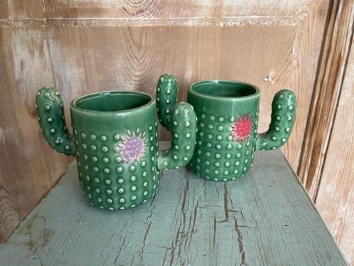 2 x aardewerk mok / beker. Groen / cactus. Flying tiger., Huis en Inrichting, Keuken | Servies, Zo goed als nieuw, Kop(pen) en/of Schotel(s)
