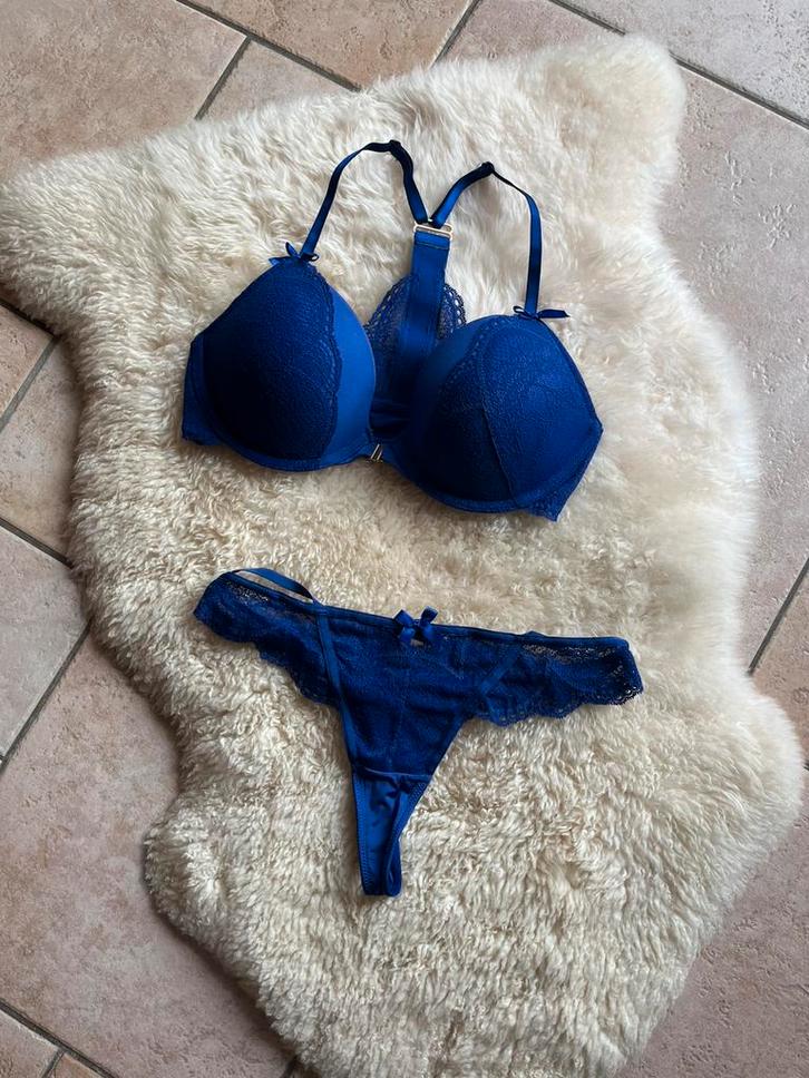 Prachtige Hunkemöller setje bh 70D en string S, Kleding | Dames, Ondergoed en Lingerie, Setje, Blauw, Ophalen of Verzenden