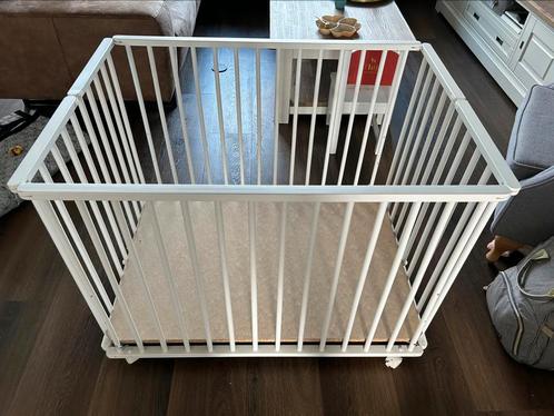 Puck Inklapbare Box Mat Wit, Kinderen en Baby's, Boxen, Zo goed als nieuw, Vierkant, In hoogte verstelbaar, Wieltjes, Ophalen