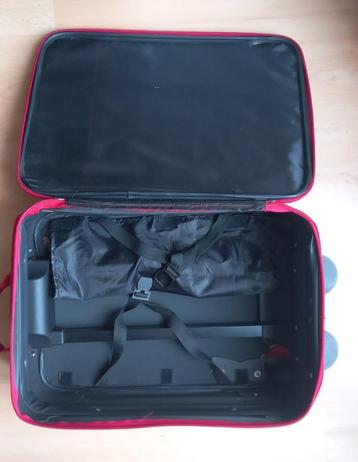 Rode koffer / red suitcase beschikbaar voor biedingen