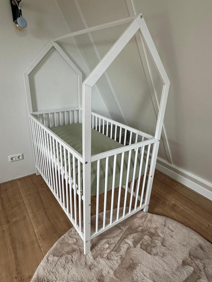 Ledikant Basic House wit + Matras - Zo goed als nieuw!, Kinderen en Baby's, Babywiegjes en Ledikanten, Zo goed als nieuw, Ledikant