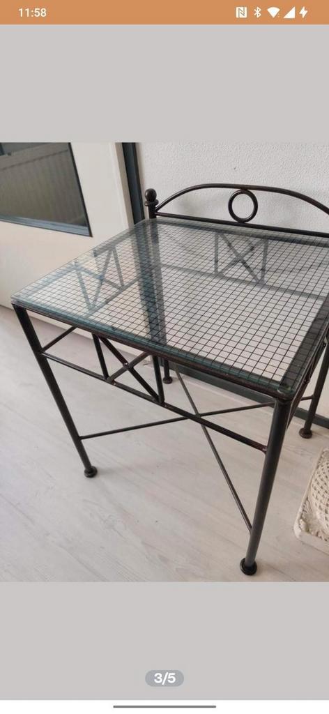 2 solide degelijke metalen tafeltjes met draadglas, Huis en Inrichting, Tafels | Bijzettafels, Zo goed als nieuw, Rond, Minder dan 55 cm