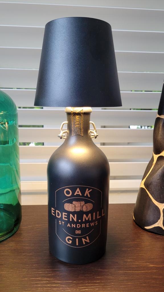Eden Mill Gin Fles Tafellamp, Huis en Inrichting, Lampen | Tafellampen, Zo goed als nieuw, Minder dan 50 cm, Glas, Stof, Ophalen of Verzenden
