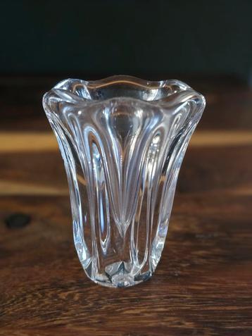 Klein vintage vaasje beschikbaar voor biedingen