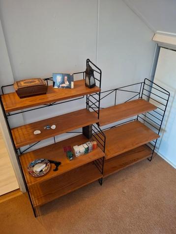 Tomado? Boekenrek originele planken beschikbaar voor biedingen