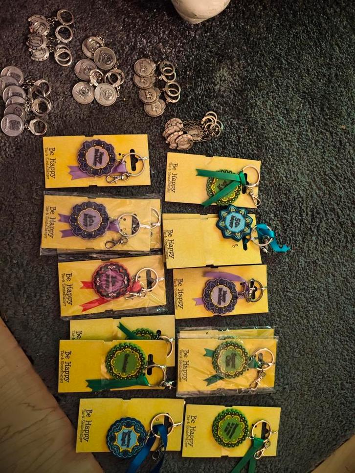 40 sleutelhangers allerlei. Zie foto's., Hobby en Vrije tijd, Feestartikelen, Zo goed als nieuw, Versiering, Abraham of Sarah