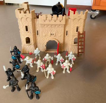 Vintage Redbox Middeleeuws Kasteel met soldatenfiguren beschikbaar voor biedingen