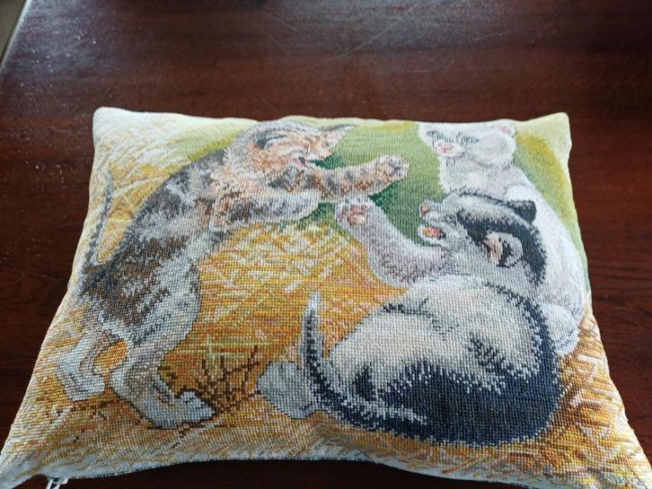Kussen met borduurwerk ,,Kittens,, 40/30cm.,rits, Huis en Inrichting, Woonaccessoires | Kussens, Nieuw, Overige kleuren, Rechthoekig