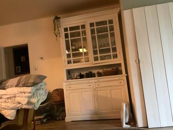 Mooie buffetkast met glazen deuren beschikbaar voor biedingen