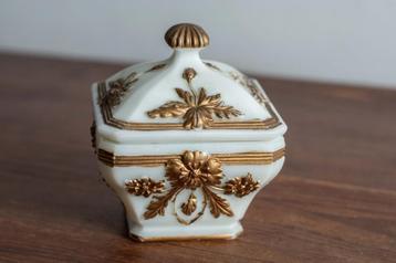 opaline glazen bonbonnière, sieradendoosje beschikbaar voor biedingen