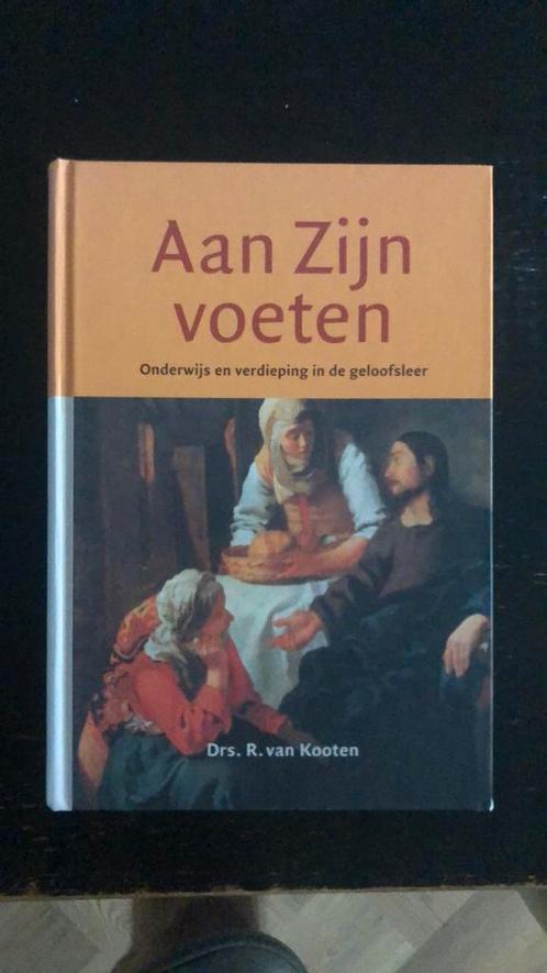 R. van Kooten - Aan Zijn voeten, Boeken, Godsdienst en Theologie, Zo goed als nieuw, Ophalen of Verzenden