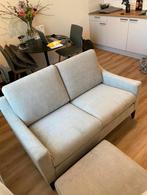 Lichtgrijze klassieke 2-zitsbank + Hocker > moet weg, Ophalen, Tweepersoons, 75 tot 100 cm, Zo goed als nieuw