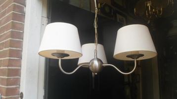 3 lichts plafondlamp / hanglamp metaal met 3 x lampenkappen beschikbaar voor biedingen