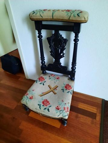 Mooie antieke bidstoel beschikbaar voor biedingen
