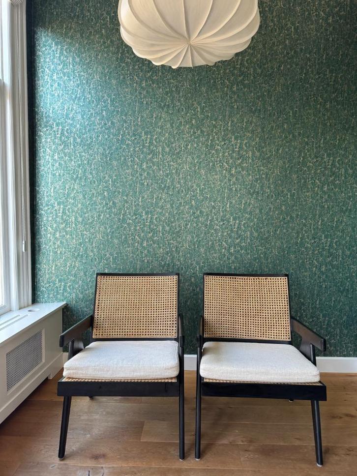 Anthropologie fauteuil van acaciahout zwart met rotan, Huis en Inrichting, Fauteuils, Gebruikt, Hout, Riet of Rotan, 50 tot 75 cm