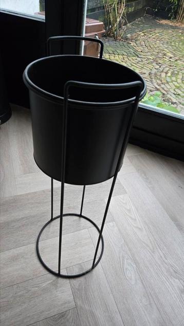 Zwarte plantenbak op pootjes beschikbaar voor biedingen