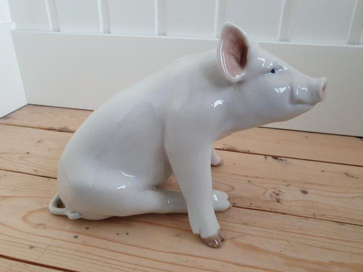 Groot zittend varken van Royal Copenhagen - model 414, Antiek en Kunst, Antiek | Porselein, Ophalen of Verzenden