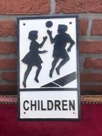 Engels gietijzeren bord: pas op, spelende kinderen, Ophalen of Verzenden