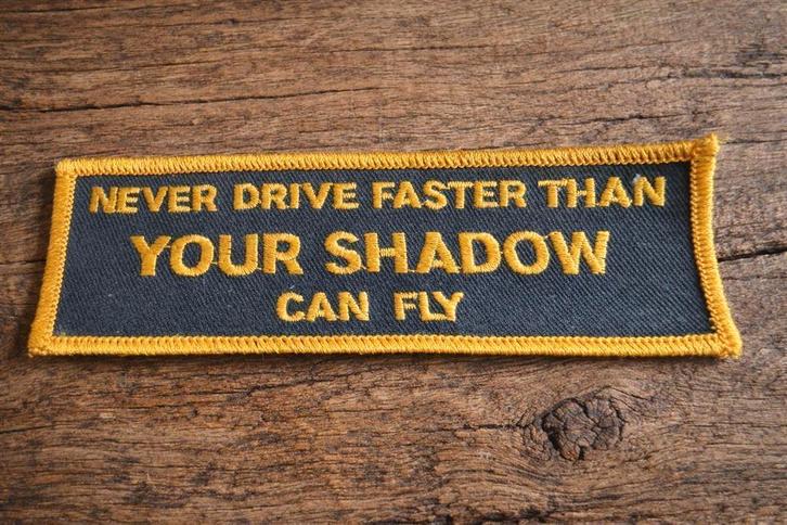 Embleem – Never Drive Faster Than Your Shadow Can Fly – Patc, Motoren, Accessoires | Stickers, Ophalen of Verzenden