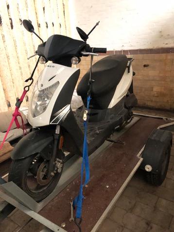 4 scooters voor loop of sloop. Onderdelen beschikbaar voor biedingen