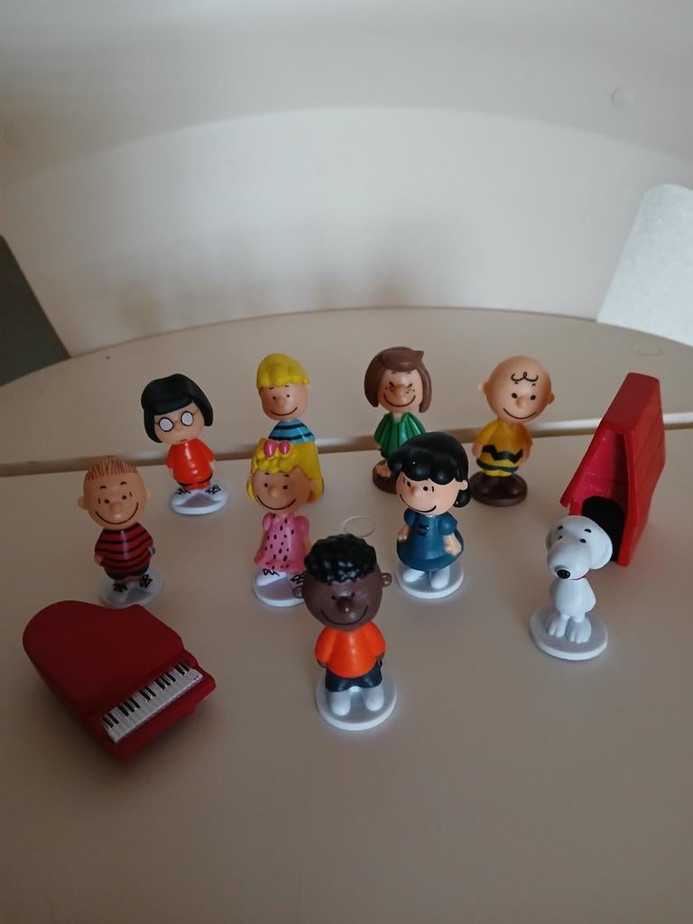 Snoopy poppetjes 9 stuks met piano en Snoopy's hok., Verzamelen, Poppetjes en Figuurtjes, Ophalen of Verzenden, Zo goed als nieuw