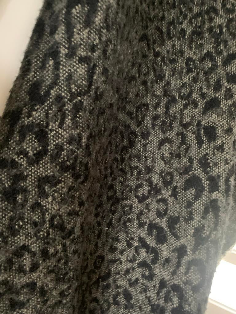 Leuke stola met print, Kleding | Dames, Mutsen, Sjaals en Handschoenen, Zo goed als nieuw, Sjaal, Maat 42/44 (L), Ophalen of Verzenden