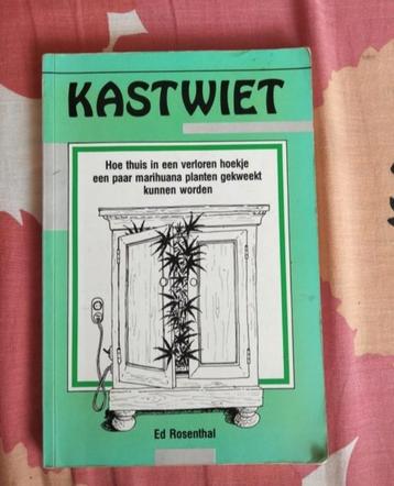 Kast wiet beschikbaar voor biedingen