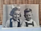 Oude school foto kinderen meisje met strik, Gebruikt, Foto, Ophalen of Verzenden, 1940 tot 1960
