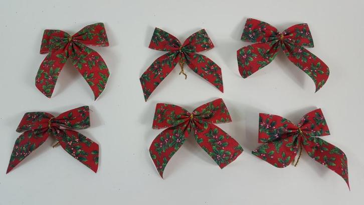 6 rode en groene strikken, kerstversiering. W2, Diversen, Kerst, Gebruikt, Ophalen of Verzenden