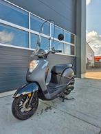 Sym mio 50 scooter geel kenteken en zeer lage kilometerstand, Fietsen en Brommers, Scooters | SYM, Maximaal 45 km/u, Zo goed als nieuw