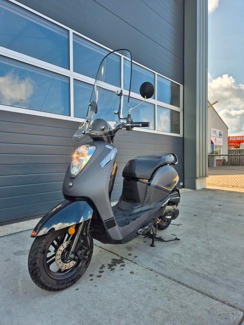 Sym mio 50 scooter geel kenteken en zeer lage kilometerstand, Fietsen en Brommers, Scooters | SYM, Zo goed als nieuw, Mio, Maximaal 45 km/u