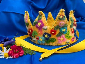 Handgemaakte vilten Waldorf verjaardagskroon bloemen beschikbaar voor biedingen