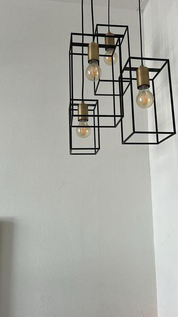 Zwarte industriële hanglamp beschikbaar voor biedingen