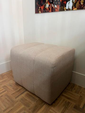Beige poef beschikbaar voor biedingen