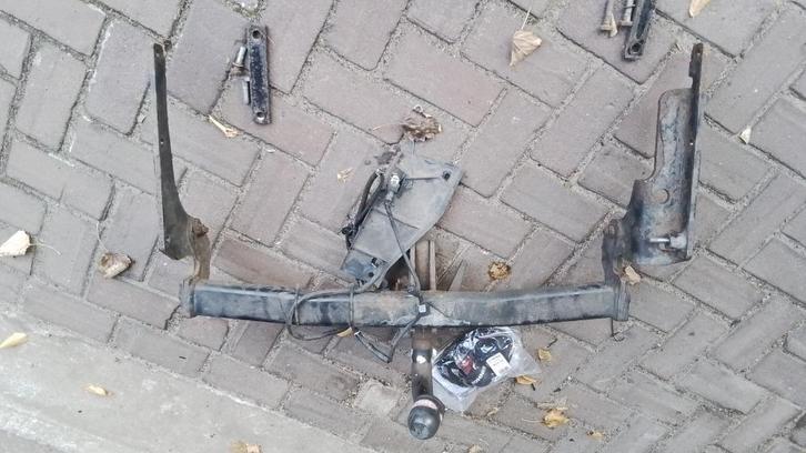 TREKHAAK GEBR TOYOTA YARIS 2006 TOT 2011 MET MOD EN KABEL, Auto-onderdelen, Overige Auto-onderdelen, Toyota, Gebruikt, Ophalen of Verzenden