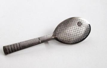 Vintage tennisracket broche van de 80 jaren. beschikbaar voor biedingen