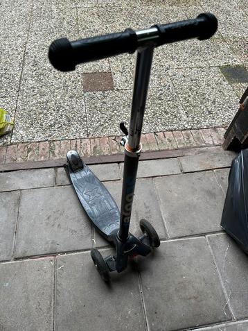 Kleine kinder step met lichtjes en 2 wieltjes voor beschikbaar voor biedingen