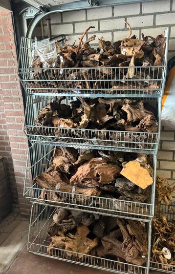 Heel veel kienhout, spiderwood en kunststof decoratie hout beschikbaar voor biedingen