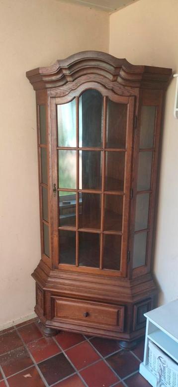 Gratis Houten vitrine hoekkast  beschikbaar voor biedingen