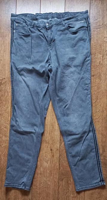 Grijze spijkerbroek maat 50
 beschikbaar voor biedingen